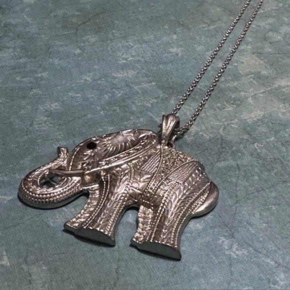 ELEPHANT PENDANT EXTRA LONG NECKLACE - Picture 6 of 8